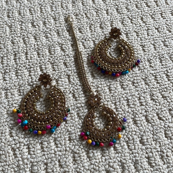 Kundan Earrings & Tikka Set - Picture 2 of 2